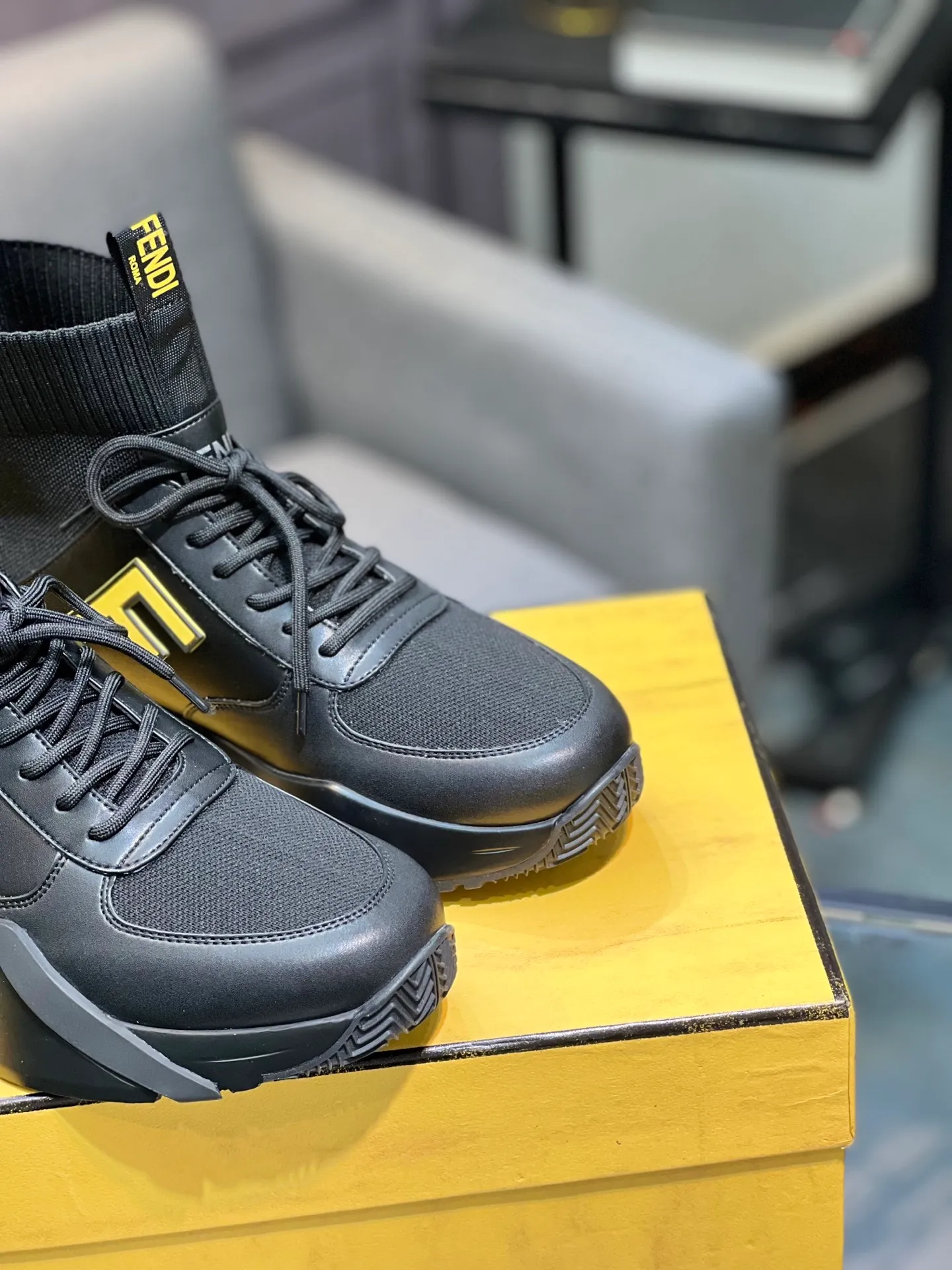 Men's shoes 💰580 FENDI men's fashion casual shoes 👟Hot sale🔥Official website 1:1 replica ⬆️Original quality - Original leather - Original breathable mesh lining Original outsole 1:1 replica, code number 38-44 (45-46 customized)
